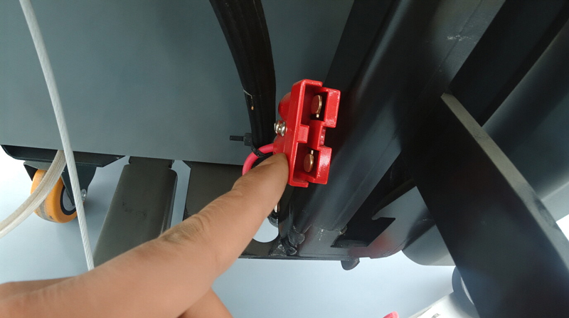 充電口線束端子
