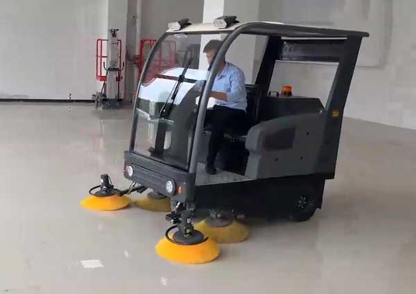 電動(dòng)掃地車(chē)廠家哪家好？?jī)r(jià)格怎么樣